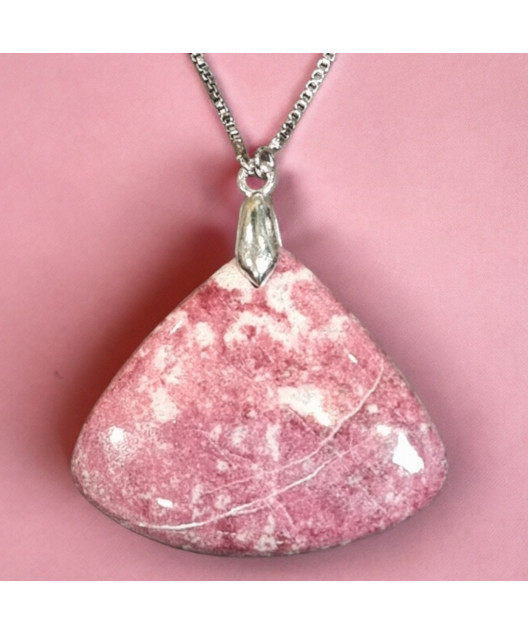 Pendentif Thulite triangulaire sur chaîne réglable