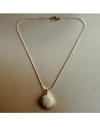 Pendentif Bakélite & Swarovski sur chaîne dorée