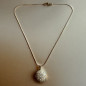 Pendentif Bakélite & Swarovski sur chaîne dorée