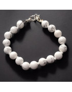 Ce bracelet de howlite en pierres rondes  est une création de Meirea.