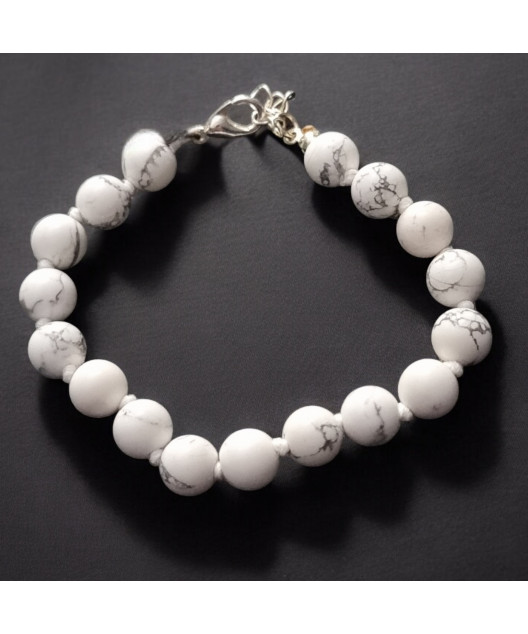 Ce bracelet de howlite en pierres rondes  est une création de Meirea.