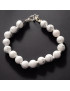 Ce bracelet de howlite en pierres rondes  est une création de Meirea.