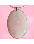 Pendentif Opale rose sur cordon réglable