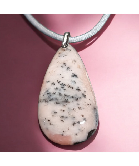 Pendentif Opale rose sur cordon réglable