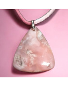 Pendentif Opale rose sur cordon réglable