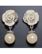 Boucles Perles de Majorque & Swarovski Fleurs émaillées