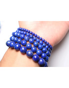 Ce bracelet de lapis-lazuli en pierres est une création de Meirea.