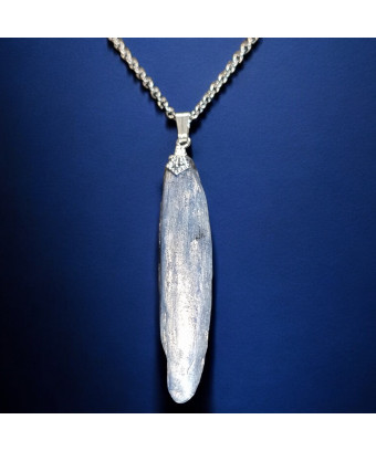 Pendentif Cyanite bleue sur chaîne acier