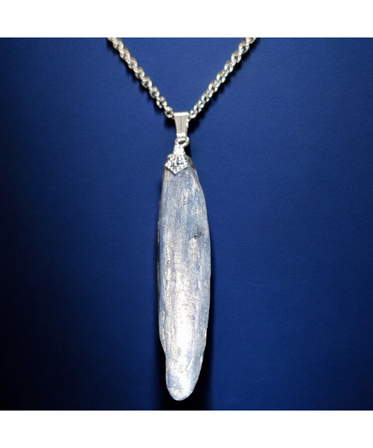 Pendentif Cyanite bleue sur chaîne acier