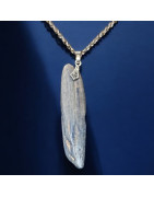 Pendentif Cyanite bleue sur chaîne acier