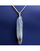 Pendentif Cyanite bleue sur chaîne acier