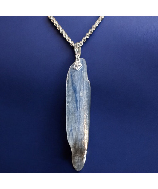 Pendentif Cyanite bleue sur chaîne acier