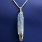 Pendentif Cyanite bleue sur chaîne acier