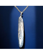 Pendentif Cyanite bleue sur chaîne acier