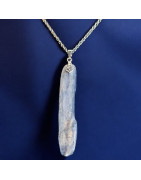 Pendentif Cyanite bleue sur chaîne acier