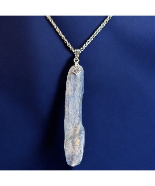 Pendentif Cyanite bleue sur chaîne acier