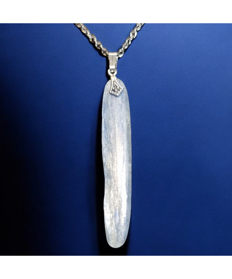Pendentif Cyanite bleue sur chaîne acier