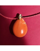 Pendentif Jaspe rouge sur cordon rouge réglable (s)