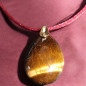 Pendentif Œil de tigre avec cordon rouge réglable