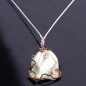 Pendentif coquillage nacré cage laiton sur cordon réglable