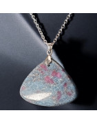 Pendentif Rubis Cyanite Triangulaire sur chaîne