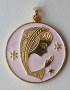 Médaille Vierge laiton plaqué or émaillé rose Vintage forme ronde GM