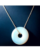 Pendentif verre opaline Donut sur chaîne dorée