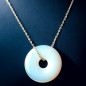 Pendentif verre opaline Donut sur chaîne dorée