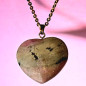 Pendentif Rhodonite Cœur sur chaîne dorée