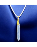 Pendentif Cyanite bleue Bélière dorée avec cordon réglable (s)