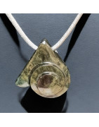 Pendentif Obsidienne Spirale à nuances verte et mauve sur cordon réglable (s)