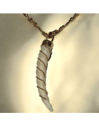 Pendentif Corne avec fermoir à vis sur chaîne dorée (s)