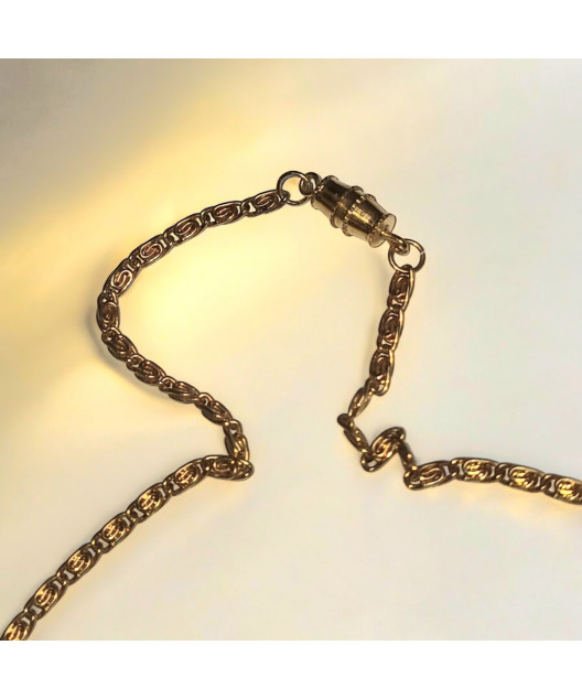 Pendentif Corne avec fermoir à vis sur chaîne dorée (s)