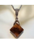 Pendentif Ambre Losange avec Chaîne acier (s)