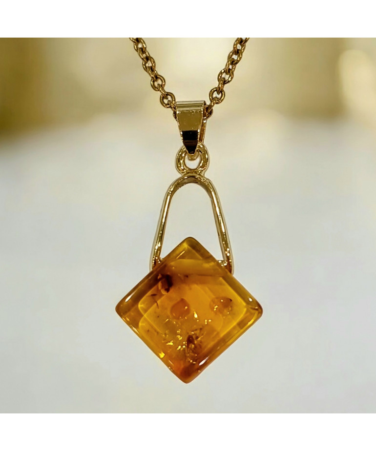 Pendentif Ambre Losange avec Chaîne acier doré (s)