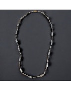 Collier Bakélite noire avec fermoir doré 39cm