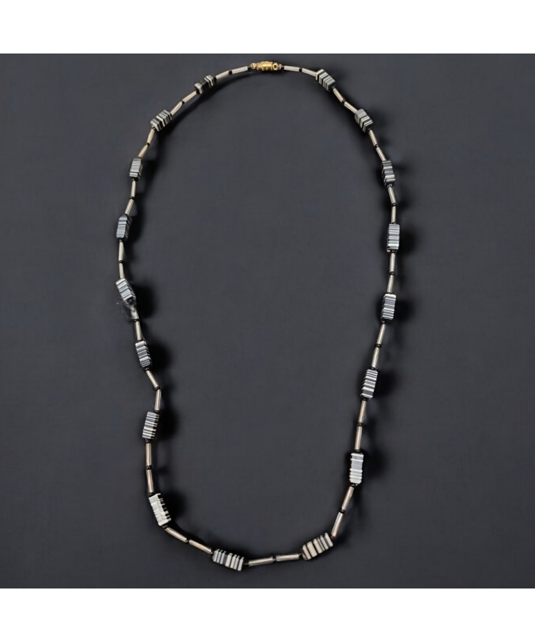 Collier Bakélite noire avec fermoir doré 39cm