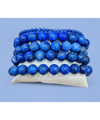 Ce bracelet de lapis-lazuli en pierres est une création de Meirea.