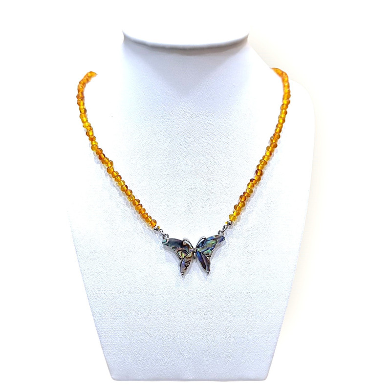 Collier Ambre Baltique avec Pendentif Papillon en Nacre 45cm
