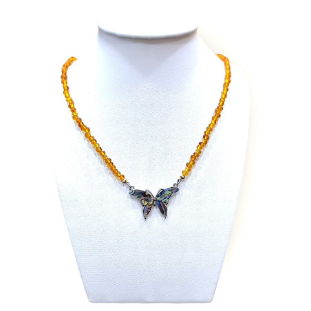 Collier Ambre Baltique avec Pendentif Papillon en Nacre 45cm