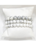 Ce bracelet de howlite en pierres rondes  est une création de Meirea.