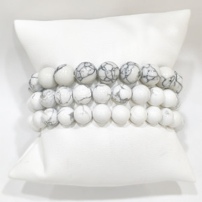 Ce bracelet de howlite en pierres rondes  est une création de Meirea.