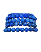 Ce bracelet de lapis-lazuli en pierres est une création de Meirea.
