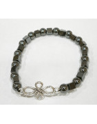 Bracelet Hématite Petits Cubes et Pierres Rondes 6 mm avec Nœud de Sorcière