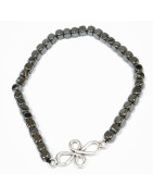 Bracelet Hématite Mini Cubes avec Nœud de Sorcière