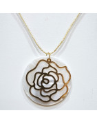 Pendentif Nacre Fleur Camélia Plaquée Or sur Cordon Réglable