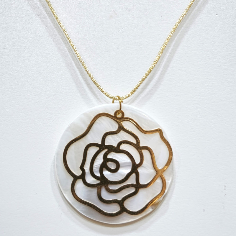 Pendentif Nacre Fleur Camélia Plaquée Or sur Cordon Réglable