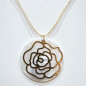 Pendentif Nacre Fleur Camélia Plaquée Or sur Cordon Réglable