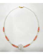 Collier Corail Perles Grains de Riz Blanches Pendentif Quartz Rose Fleur