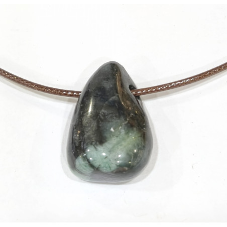 Pendentif Emeraude Pierre Roulée sur Cordon Simili Cuir Réglable